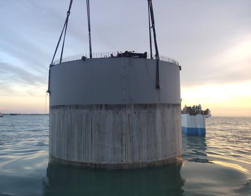 揭阳原油码头今年首个大型沉箱顺利安放