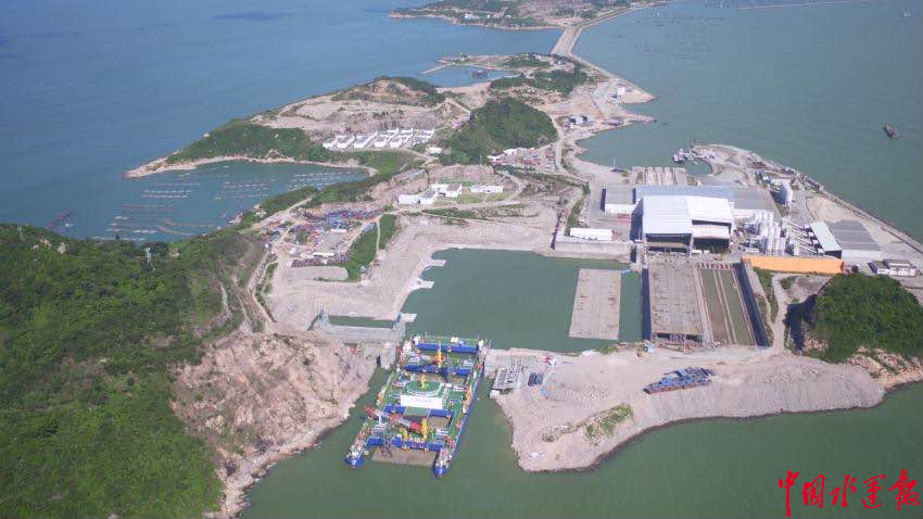 36个小时的不舍昼夜的浮运安装作业,终于在伶仃洋40米水深的新家安家