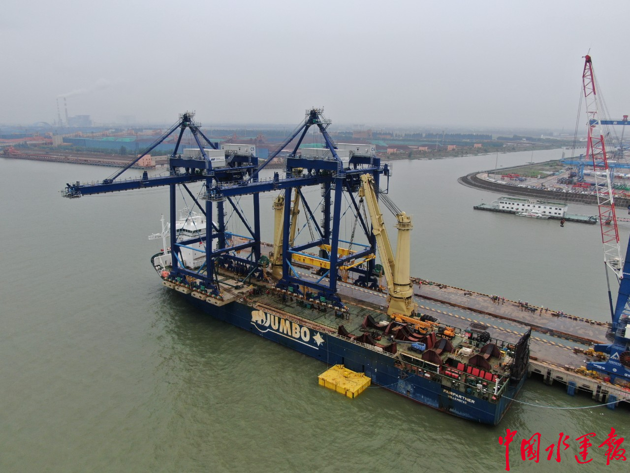 长江引航穿针引线确保两船设备及时离港出口欧洲
