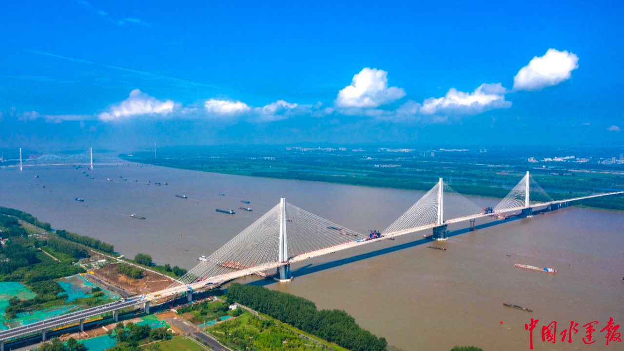 世界首座轻型钢混结构斜拉桥南京长江第五大桥跨江主桥顺利合龙