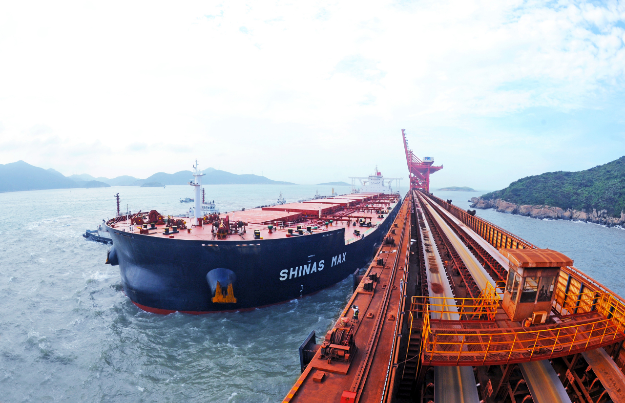 宁波舟山港鼠浪湖矿石中转码头 历年累计铁矿石接卸量破亿吨