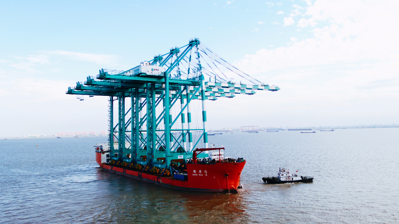 振华重工4台岸桥成功发运马来西亚ptp港