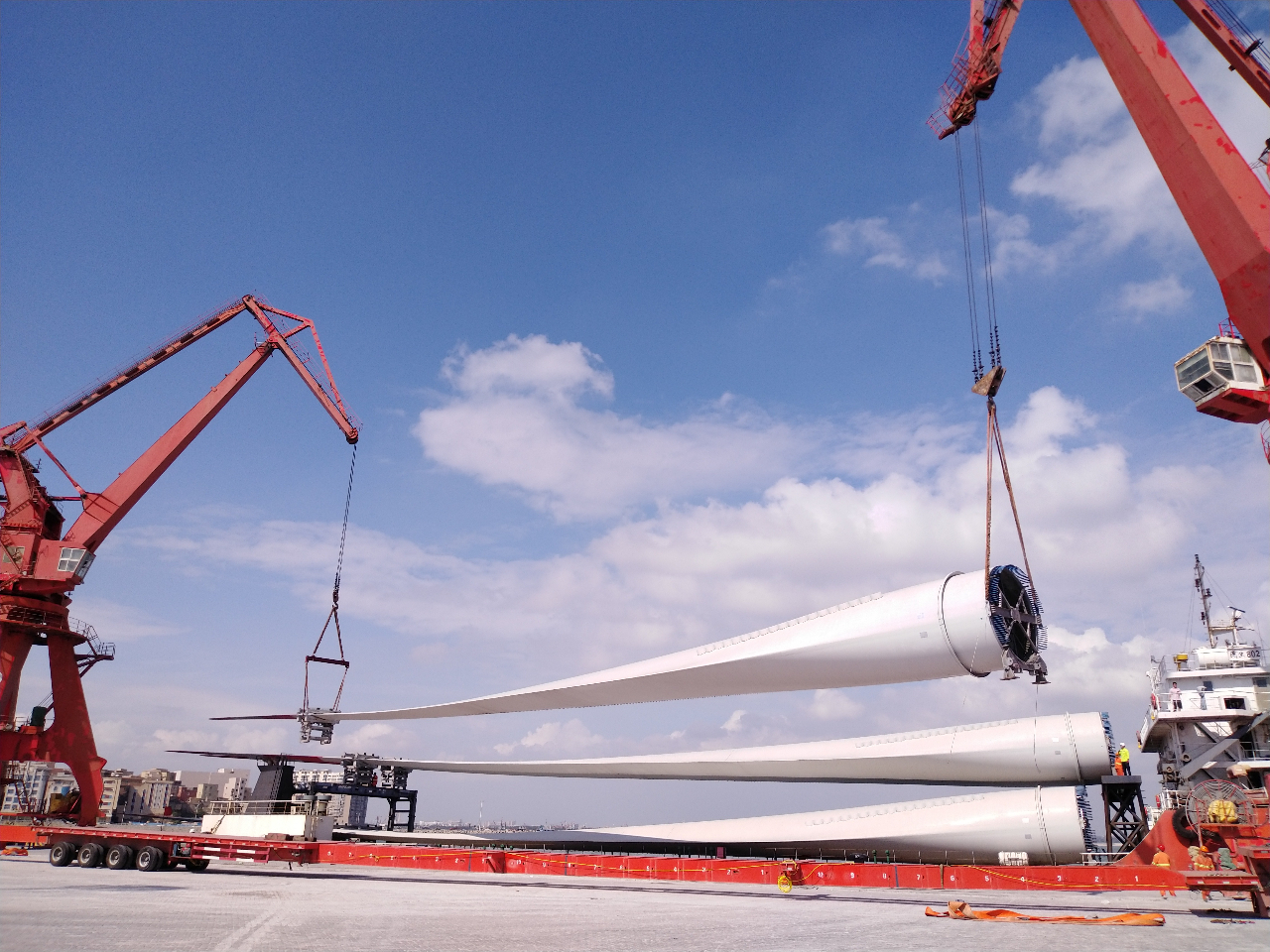 泉州港深沪港区顺利完成一批风电叶片的装卸作业