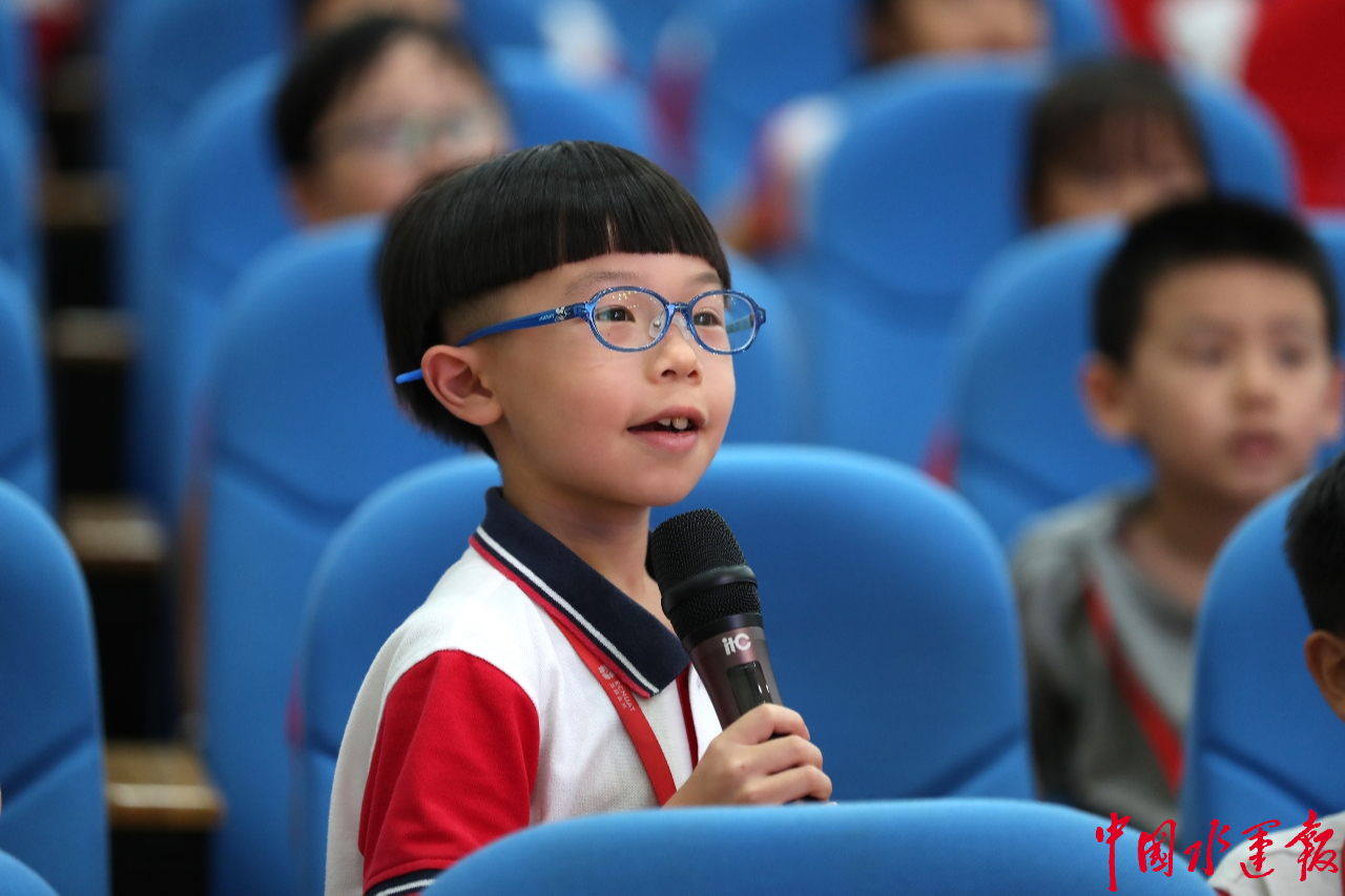 少年海事學校講師團通過觀看防溺水動畫,聽防溺水兒歌等形式引起孩子