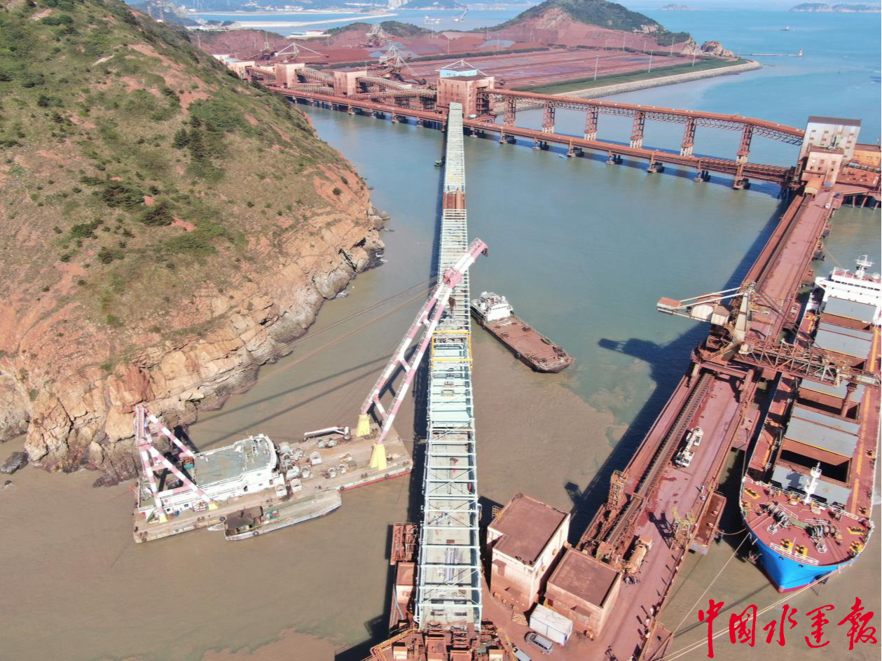 马迹山港21号廊道上部结构整体报废更新项目完成全部钢结构桁架拆除