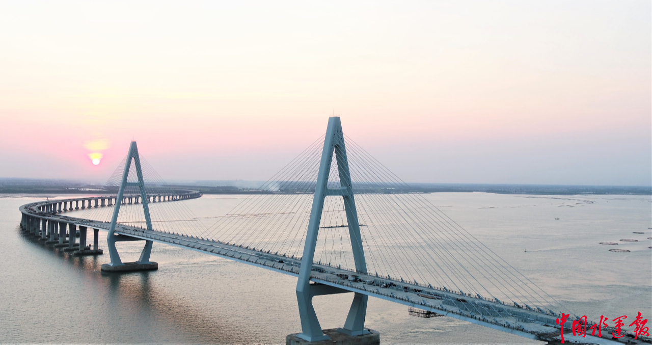 "美丽大竖琴"耸立碧海蓝天 湛江第一长跨海特大桥贯通