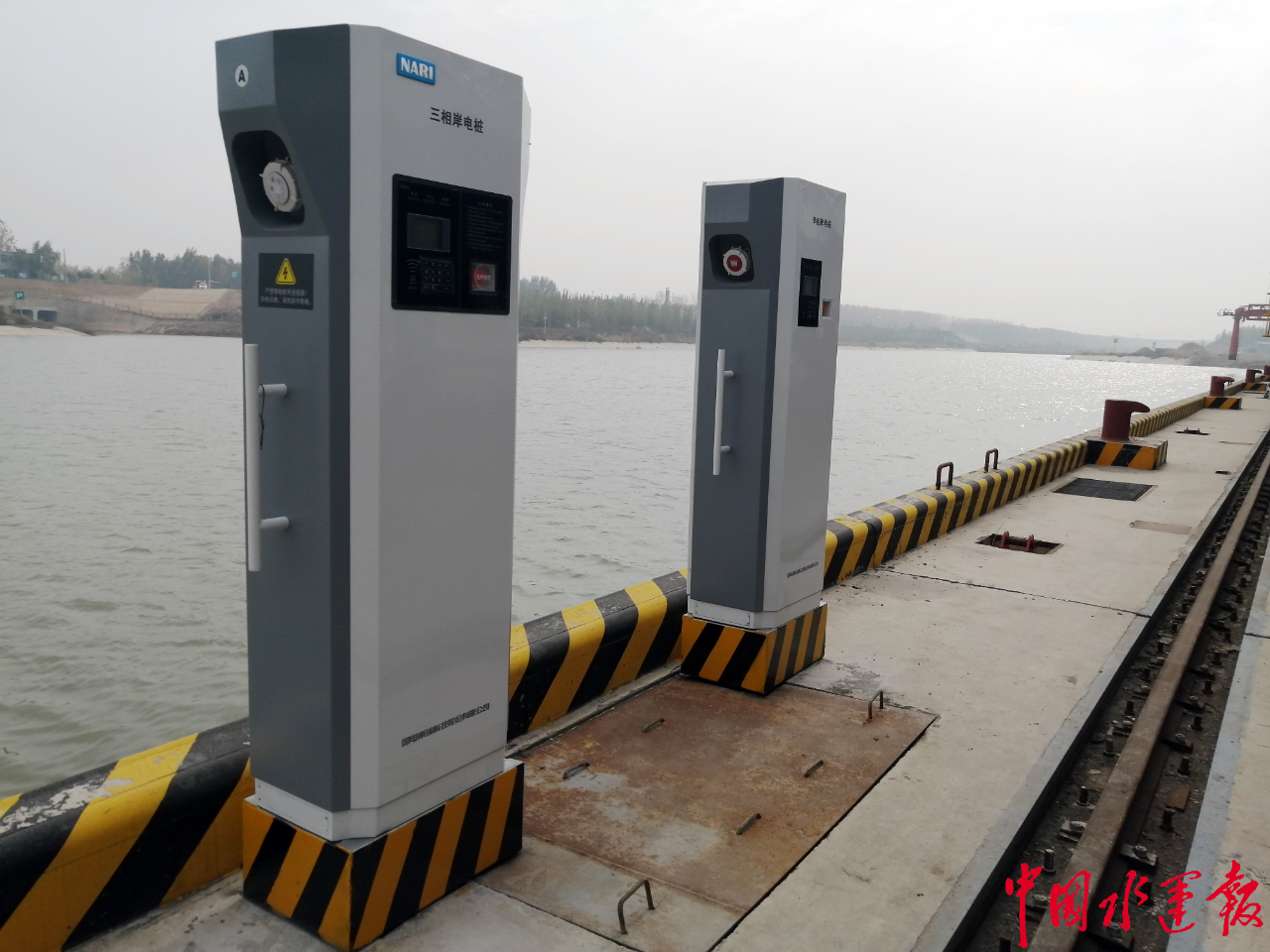 济矿物流港口码头昨日完成20个岸电桩安装