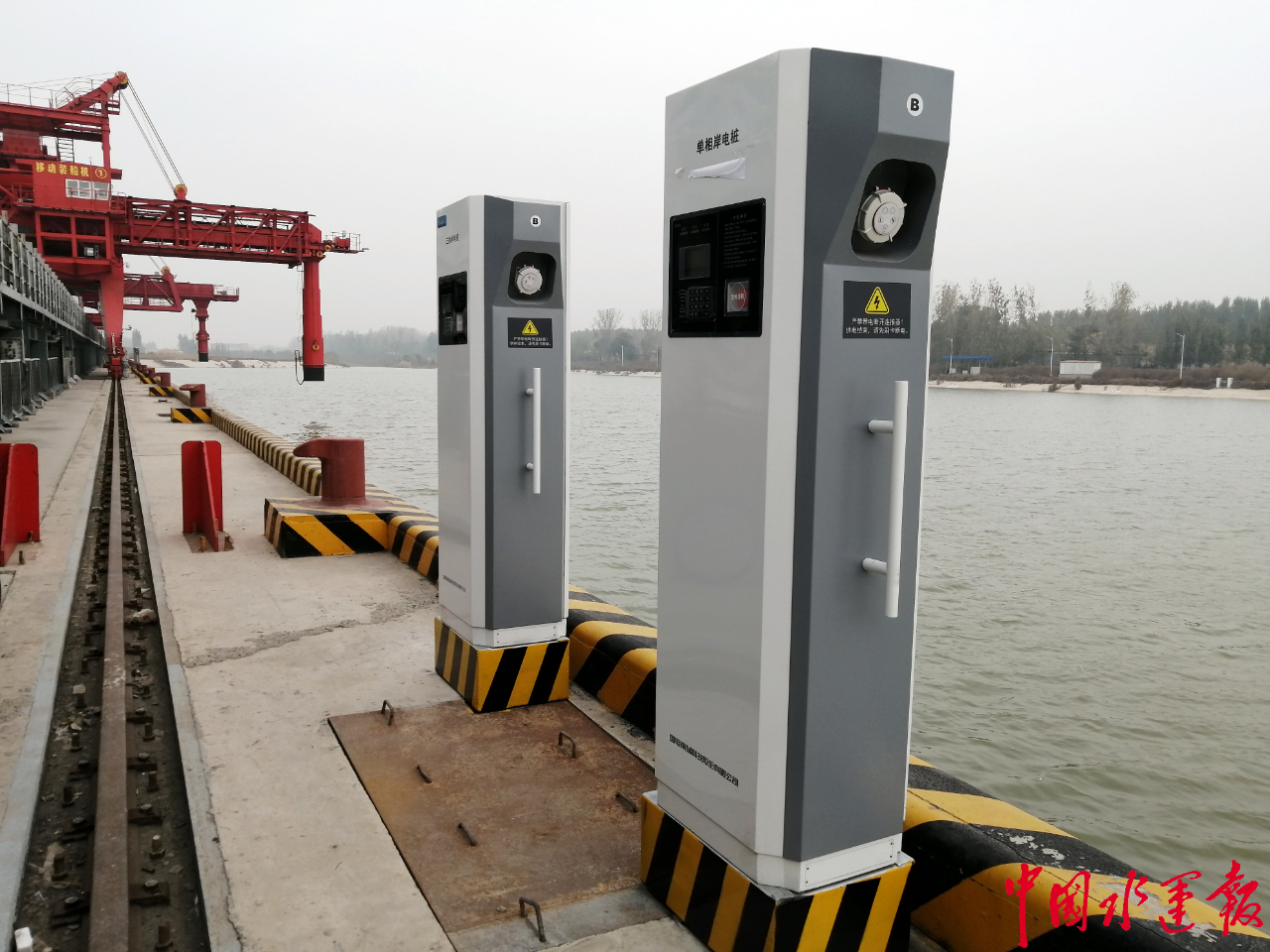 济矿物流港口码头昨日完成20个岸电桩安装