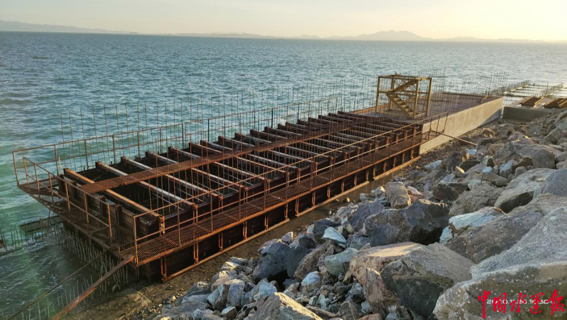 据介绍,该项目胸墙共41段,每段分4层施工, c35混凝土总方量约25630方.