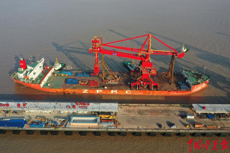 浙江省首台链斗式卸船机完成滚装上岸
