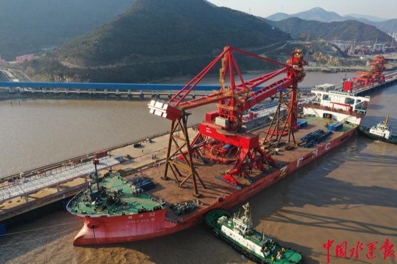 浙江省首台链斗式卸船机完成滚装上岸