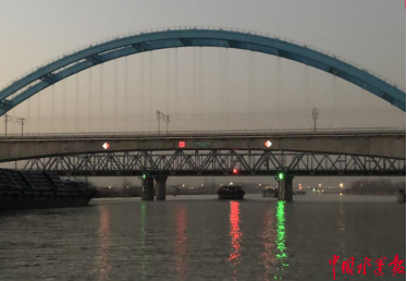 京杭运河邳州航道上亮起了第一盏不刺眼的航标灯