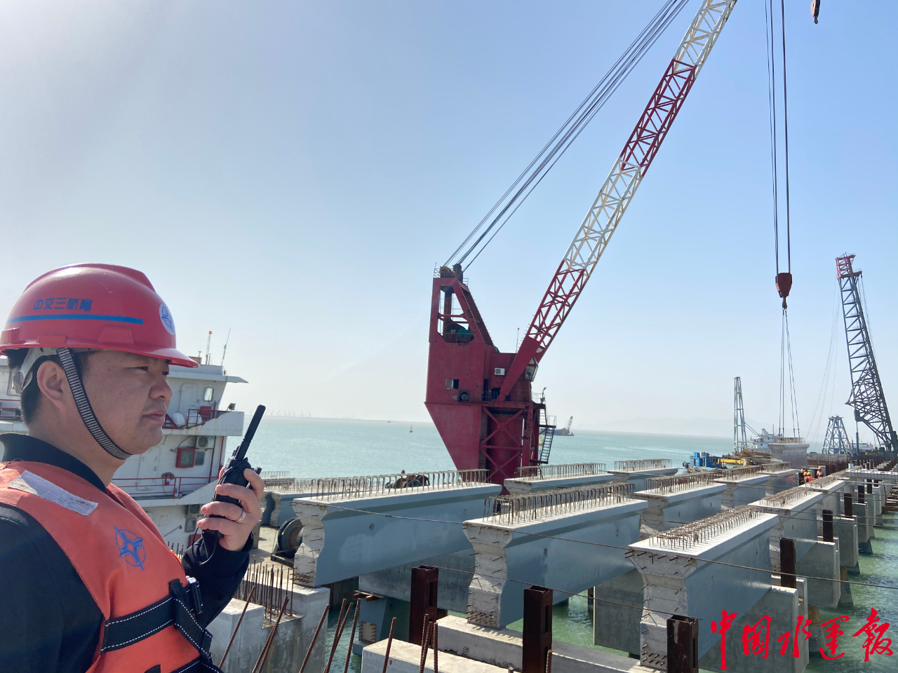 小船举起大构件