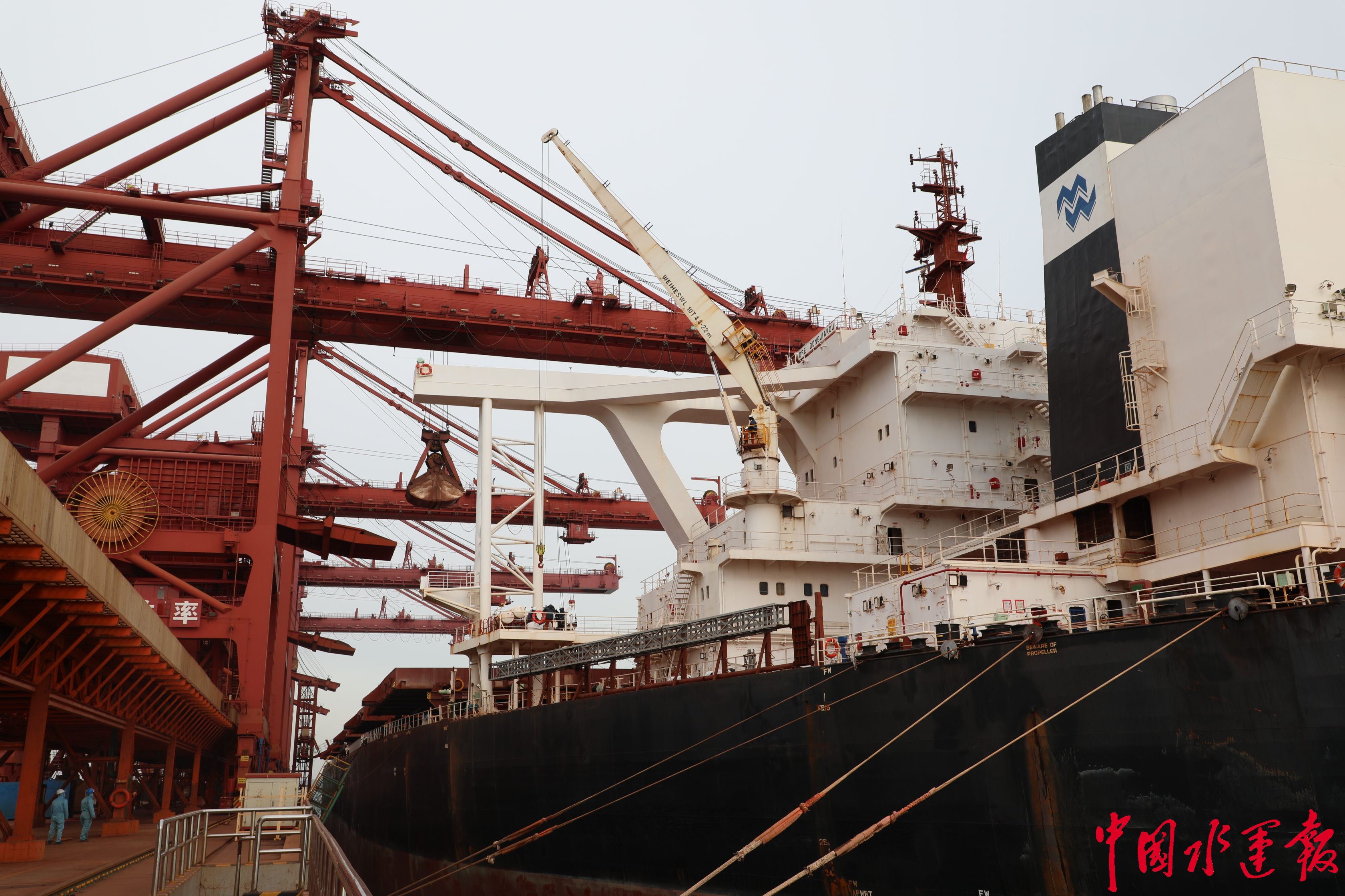 山东港口青岛港船舶满生产忙火热会战迎五一