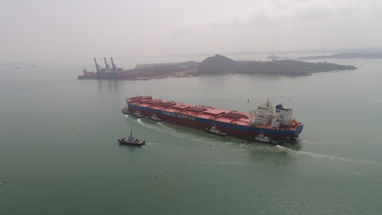 全球最大矿石船首靠湄洲湾港40万吨泊位