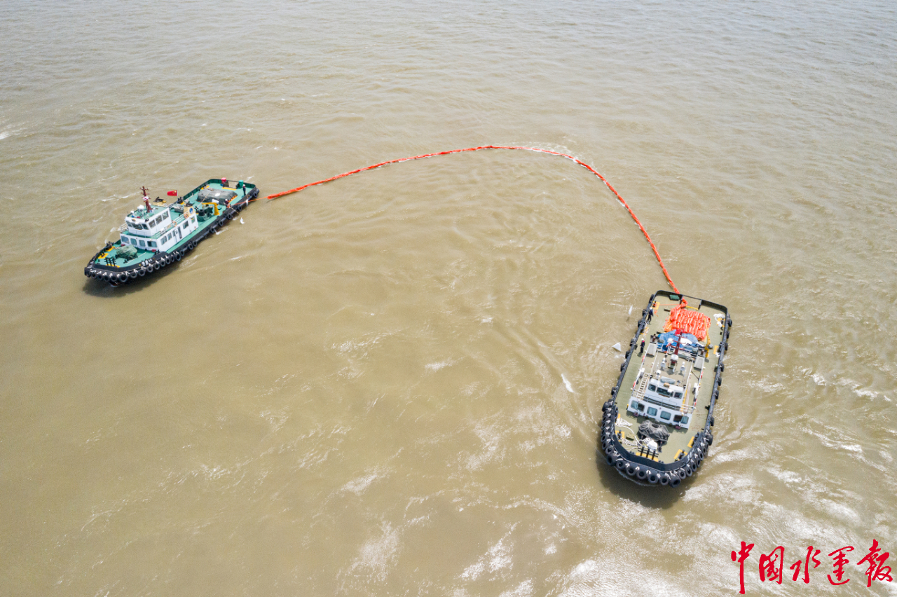 我船现在长江31#浮附近主机故障失控,与附近码头靠泊的一艘加油船发生