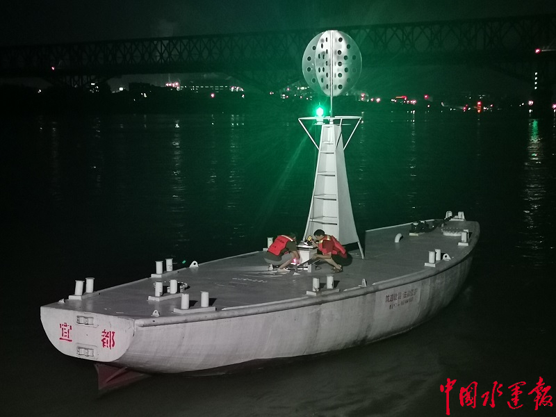 此外,宜都航道还积极做好标志船清洗,更换,努力提高航标维护质量,做到