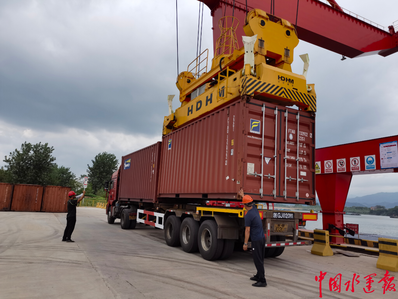 兰溪港首次采用集装箱运输煤炭