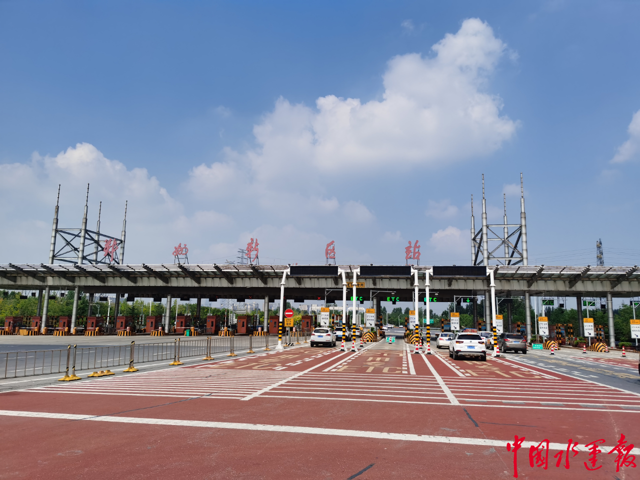 位于京港澳高速公路与郑开大道交叉口的郑州新区收费站