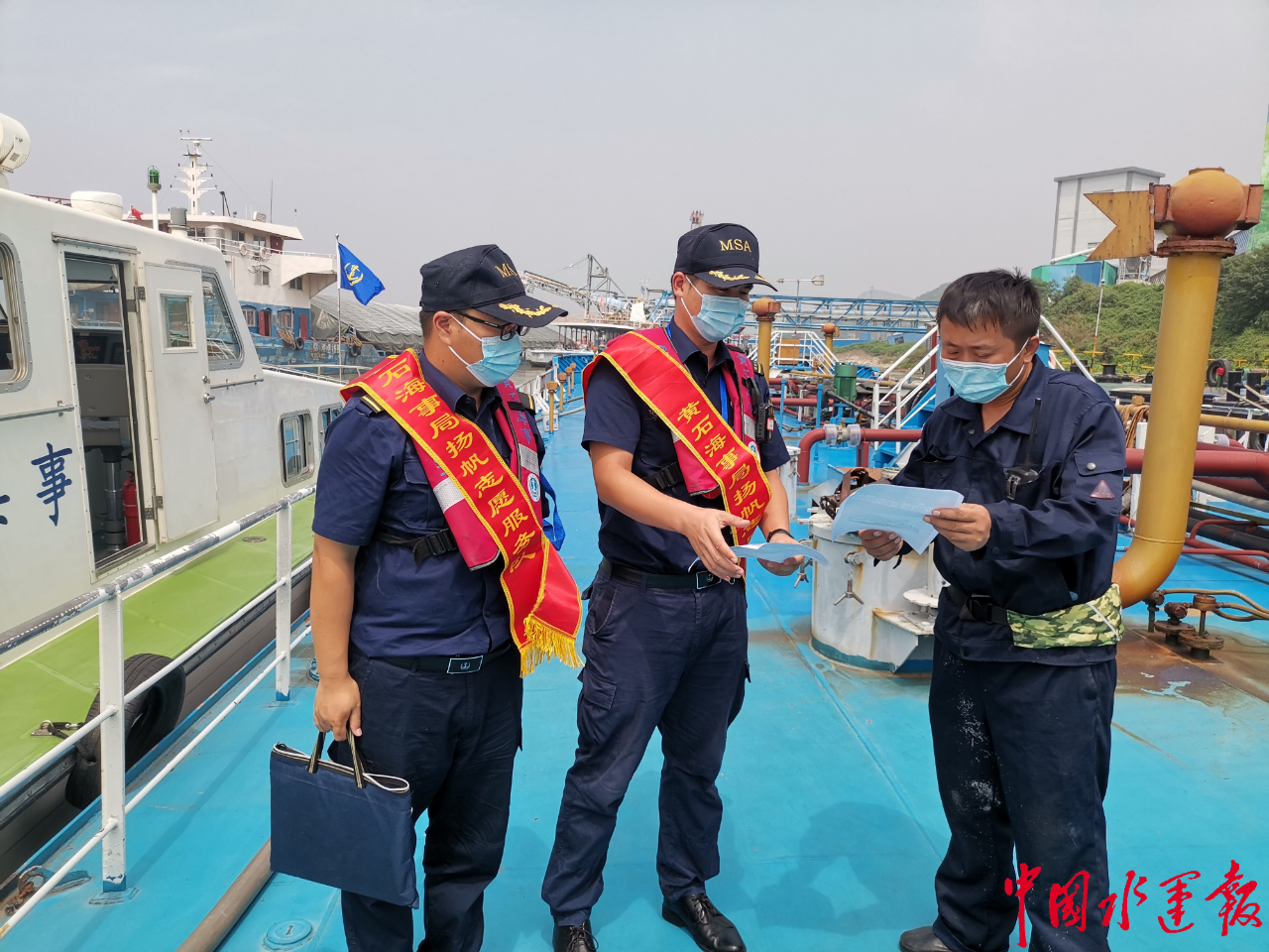 执法人员走上船头宣贯低碳节能.黄石富池海事处 供图