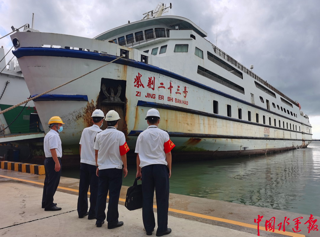 6日下午,湛江海事執法人員對停靠在徐聞港的