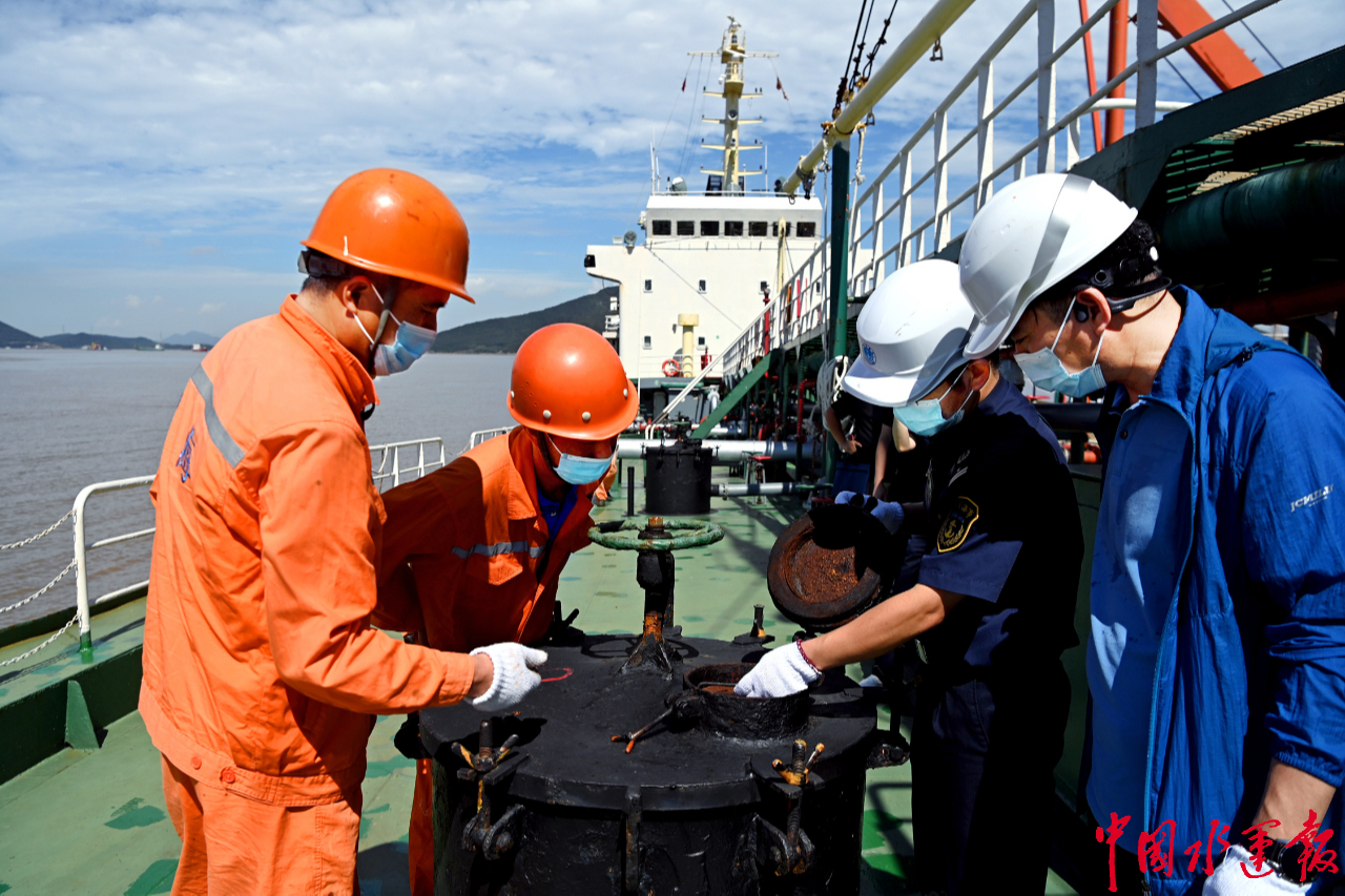 局执法人员会同油轮检查专家组,对"国海6"轮实施船舶安全行业自律检查