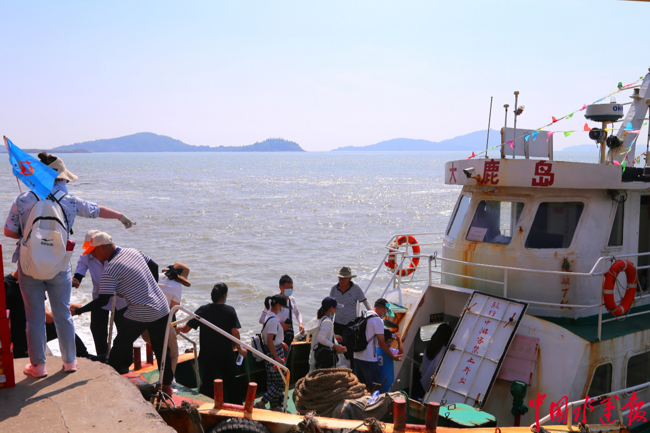来自宁波的游客乘坐船渡海前往大鹿岛和鸡山岛3d景区--中国水运网