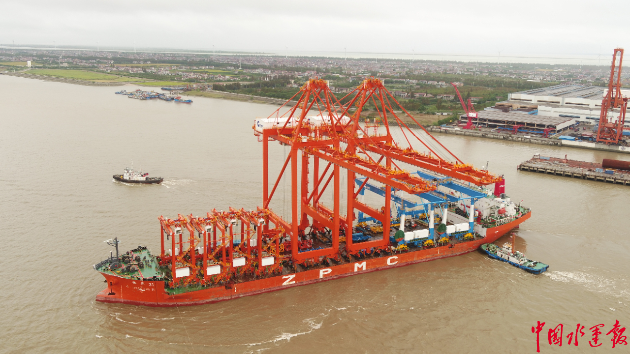 振华31轮从振华重工长兴分公司码头启航前往广西北部湾钦州港