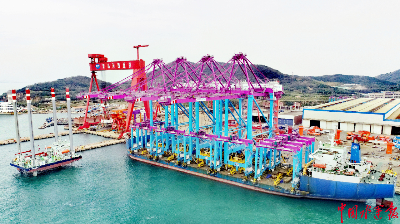 武汉船机海西重机公司为卡塔尔哈马德新港打造的4台岸桥10台轮胎吊从