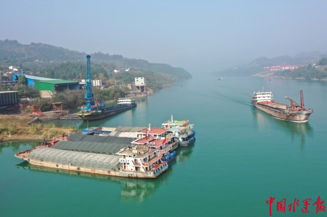 省14艘货船相继抵达重庆涪陵网背沱码头,在这里进行水水中转,北上长江