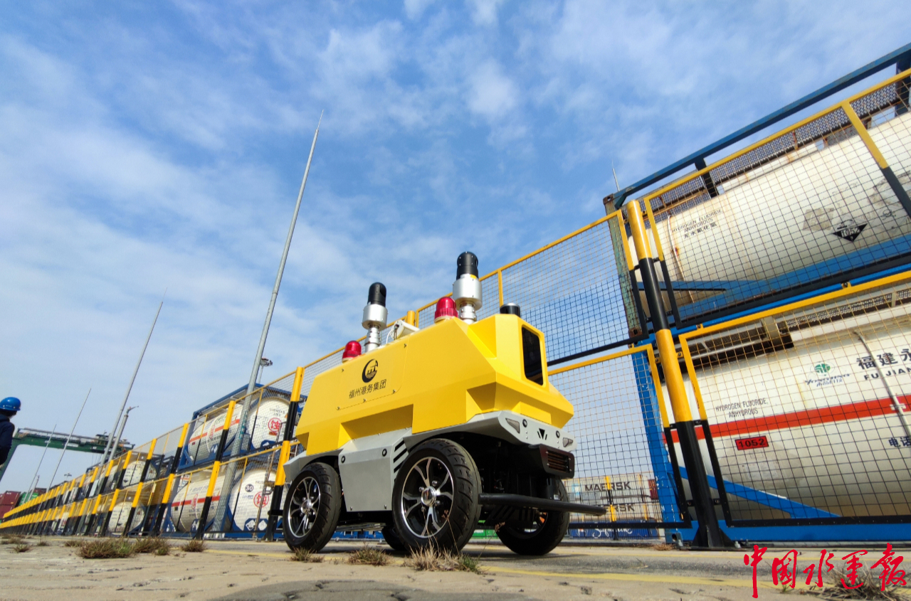 24小时无休福州港江阴港区首台5g智能巡检机器人来了