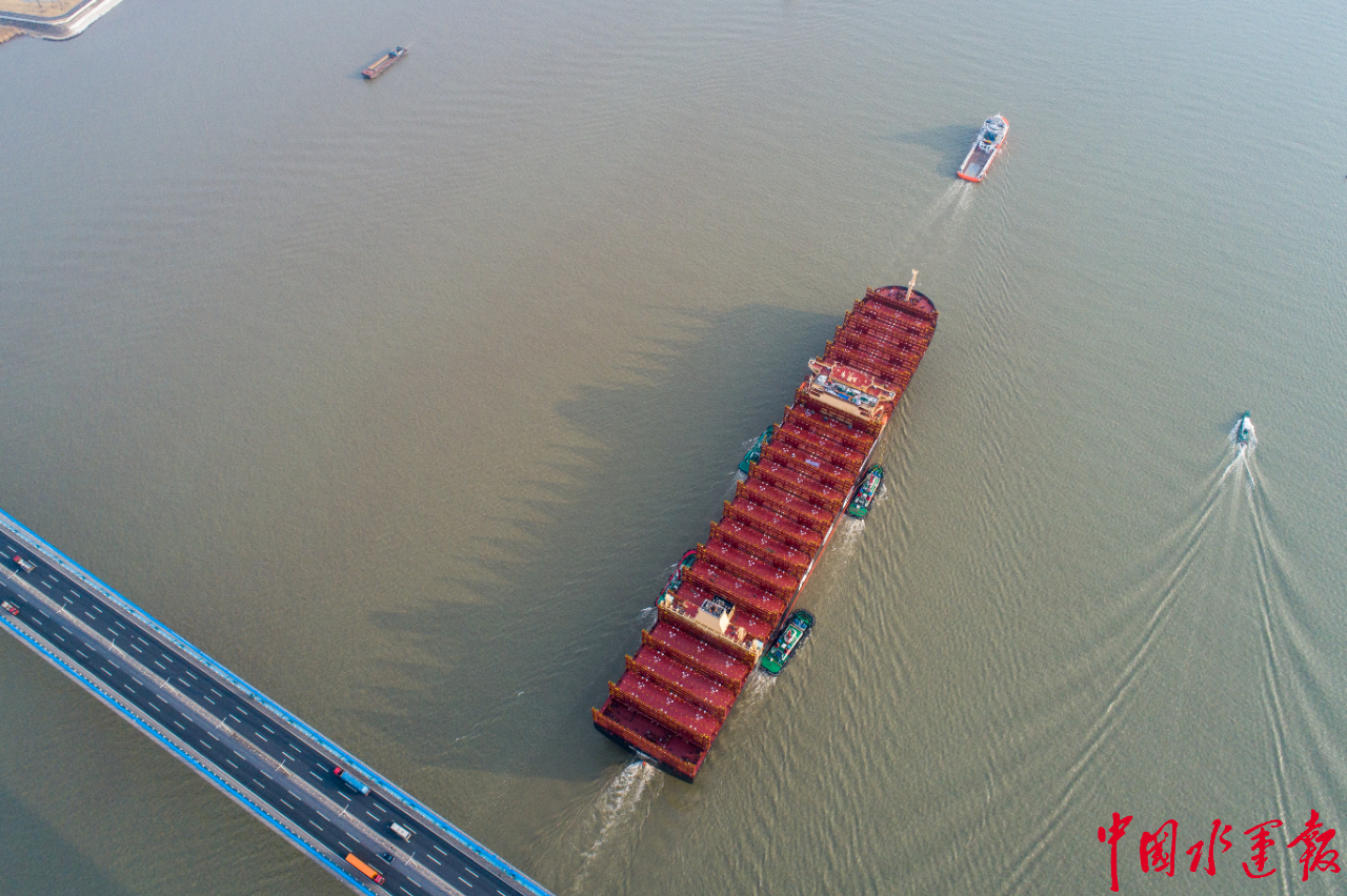 泰州驶出新造"巨无霸" 拖带作业长度再创长江通航历史之最