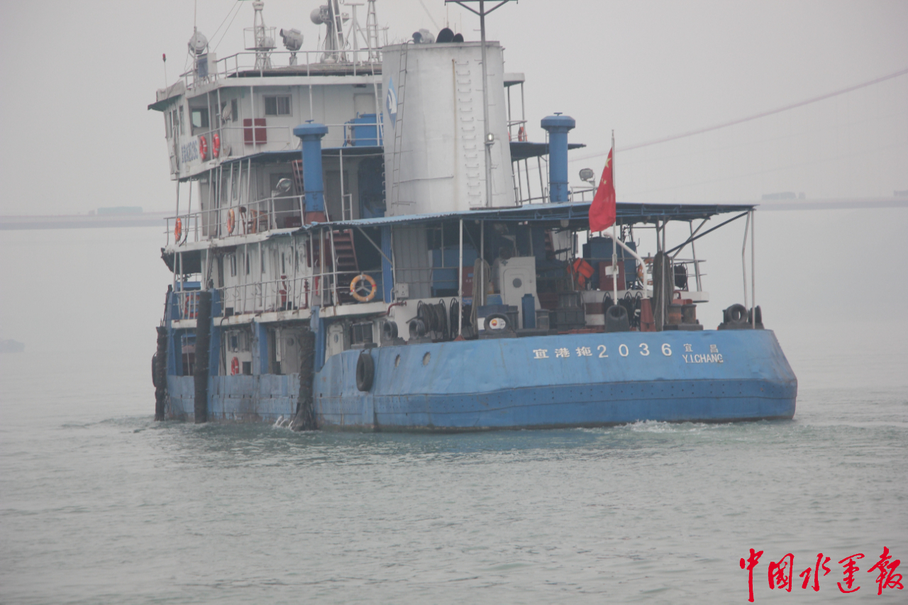 拖轮宜港拖2036轮的护航下,缓缓进入试航水域,海巡艇对长江荣耀轮
