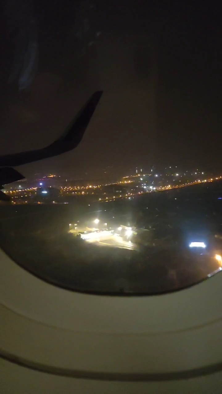 飛機舷窗外夜景