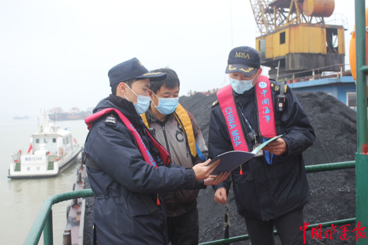 武汉阳逻海事处全力做好电煤运输安全保障,实施优先查验,优先锚泊