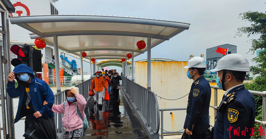 在瓊州海峽徐聞港,粵海鐵北港,海安新港,徐聞海事處開展現場檢查,為