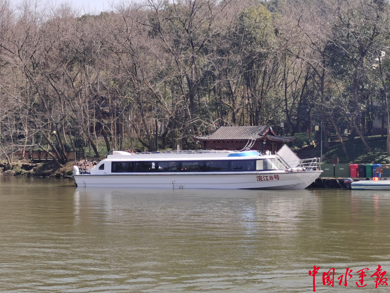 诸暨浦阳江最大旅游观光客船下水