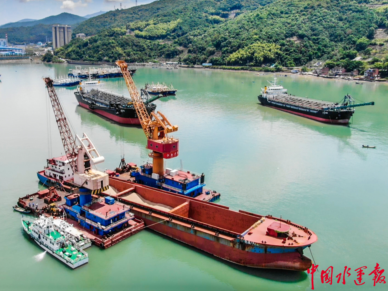 温州海事部门跨省集中移交5艘从事非法海砂过驳船舶--中国水运网