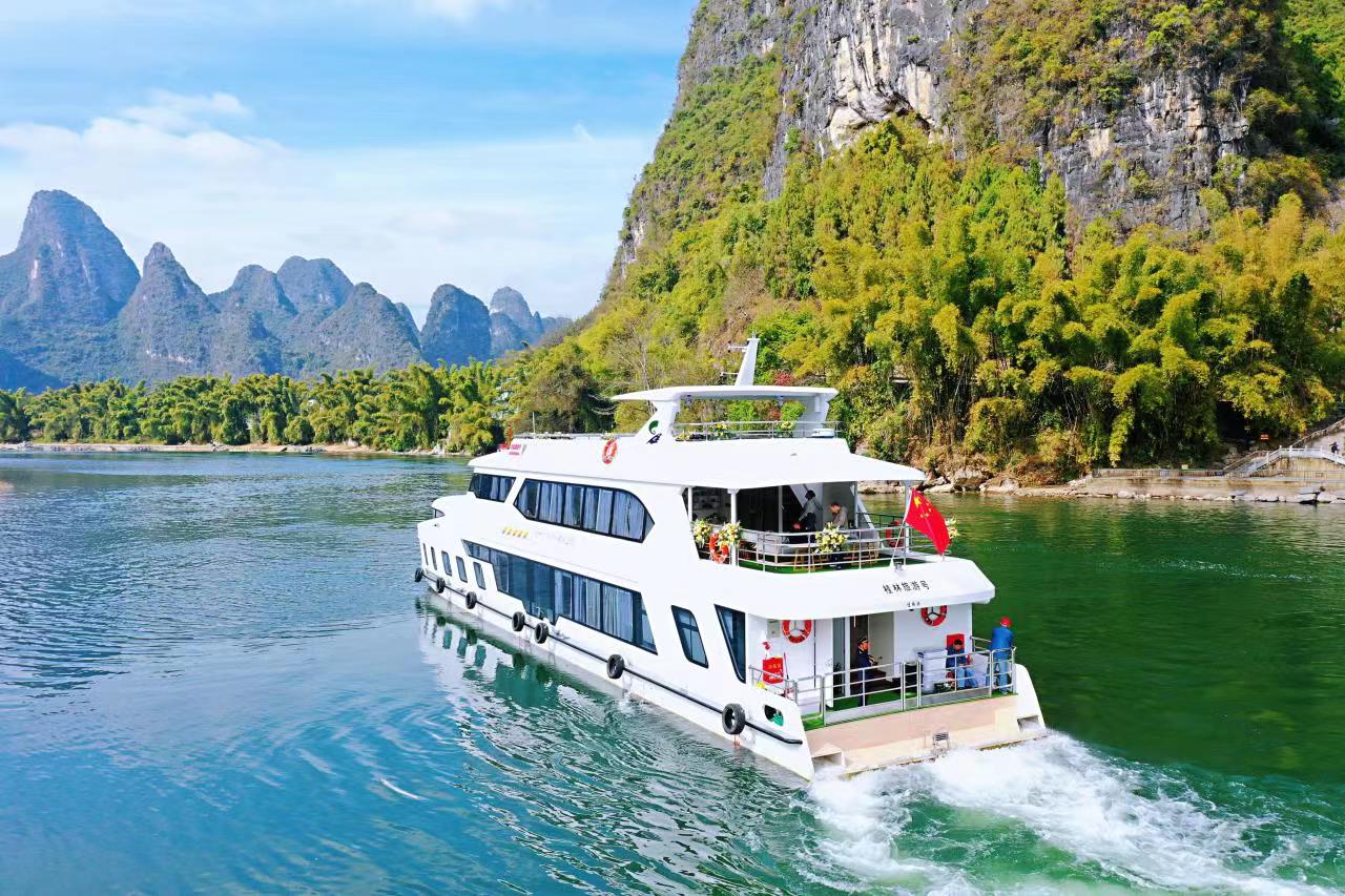 广西内河首艘新能源旅游客船漓江首航