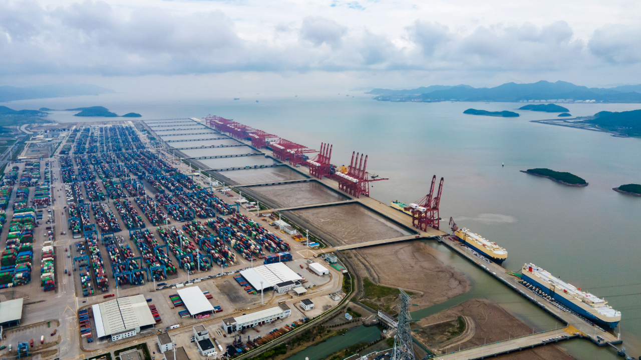 图为宁波舟山港梅山港区.