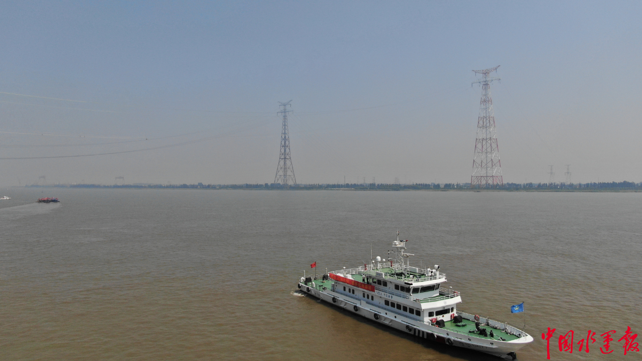 长江江苏段全线通力合作守护凤城梅里电力大跨第六次成功跨江架线