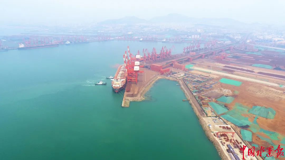 山东港口日照港岚山港区南作业区17泊位工程首个沉箱顺利安装完成