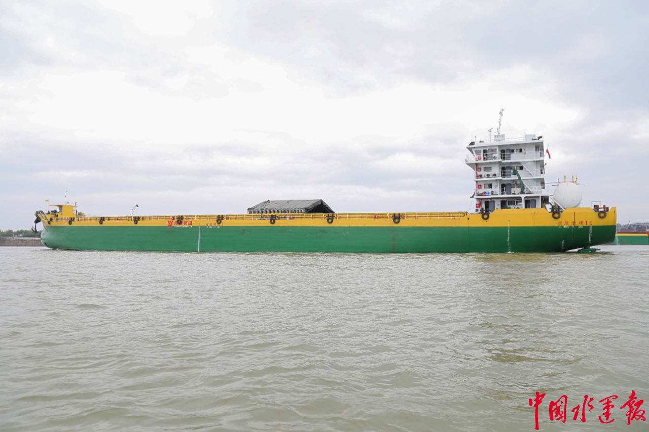 国内首艘绿色智能三峡船型散货船理航渝建1正式投运