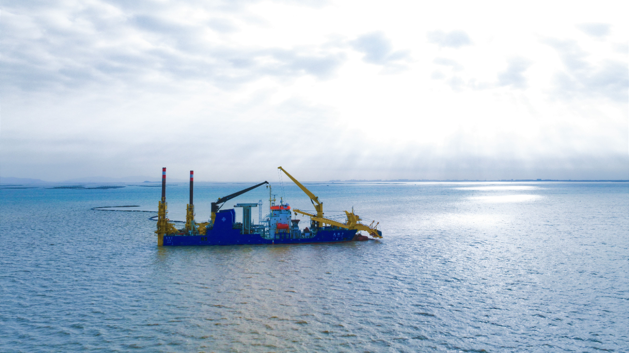 造岛神器天鲸号归国投入连云港港赣榆港区航道建设