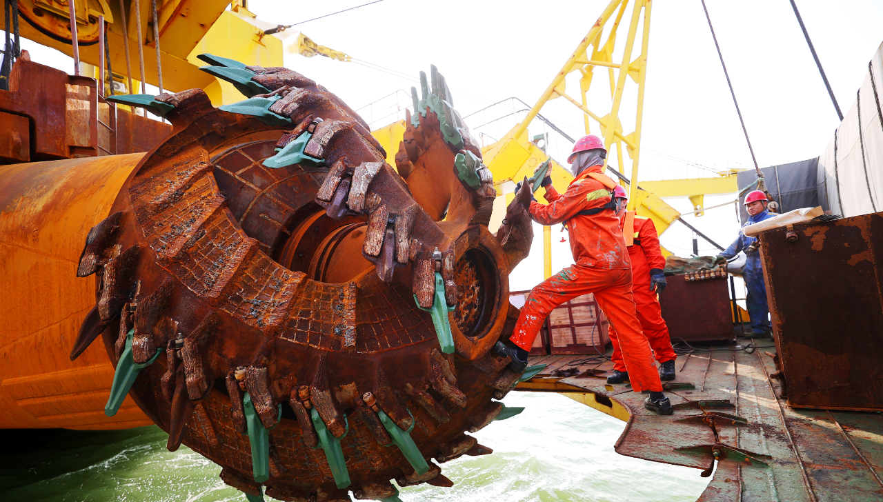 造岛神器天鲸号归国投入连云港港赣榆港区航道建设