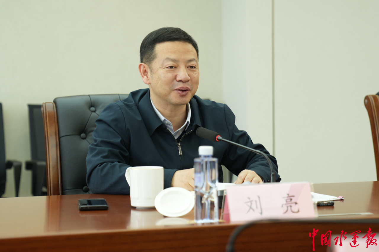 长航局局长刘亮在中国水运报社调研时指出打造拳头产品提升行业影响力