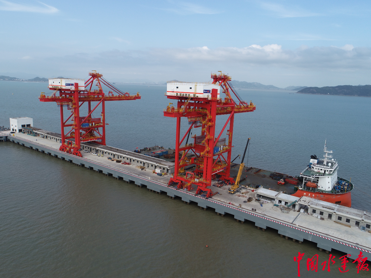 乐清湾码头项目两台桥式抓斗卸船机成功上岸