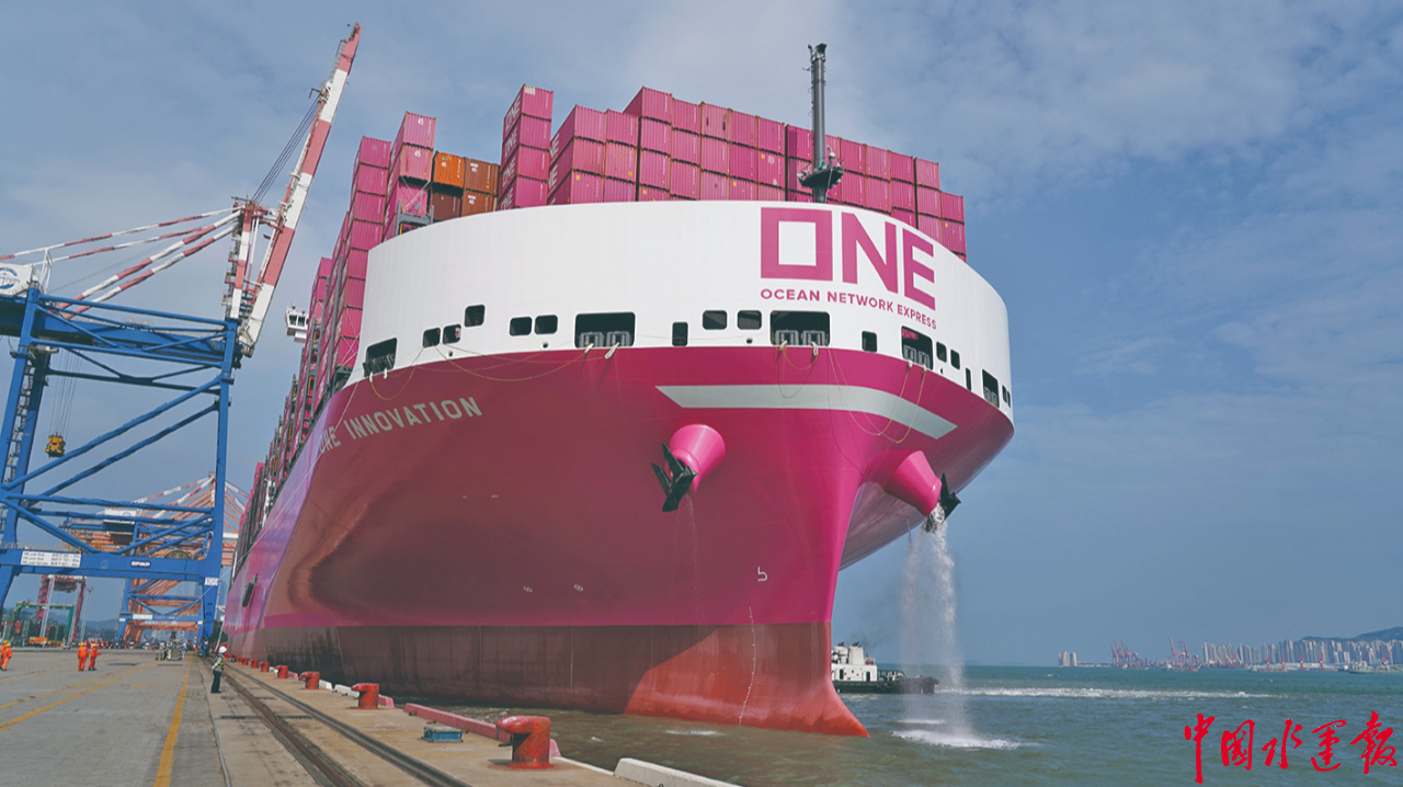 厦门港嵩屿码头迎来one船公司首艘24万标箱巨轮第一创新轮