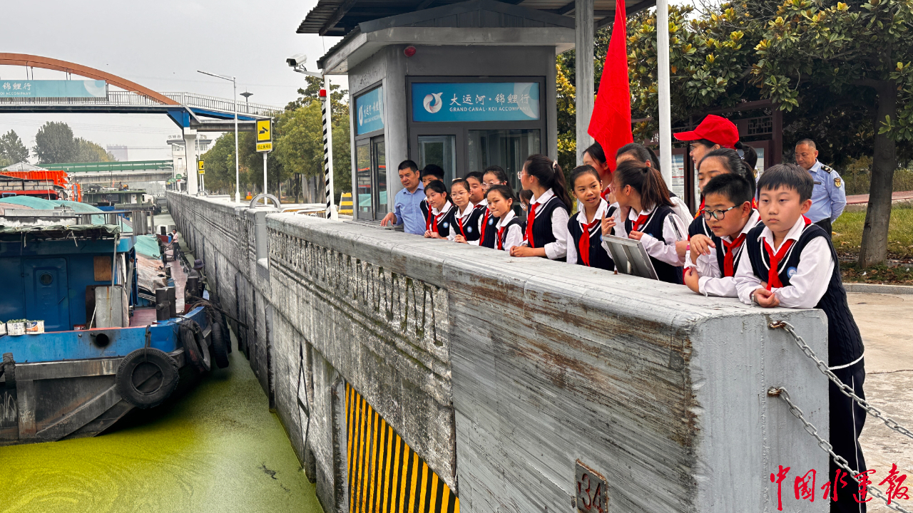 在宣讲员和志愿者的带领下,新兴小学的15名师生穿着统一的校服,排着