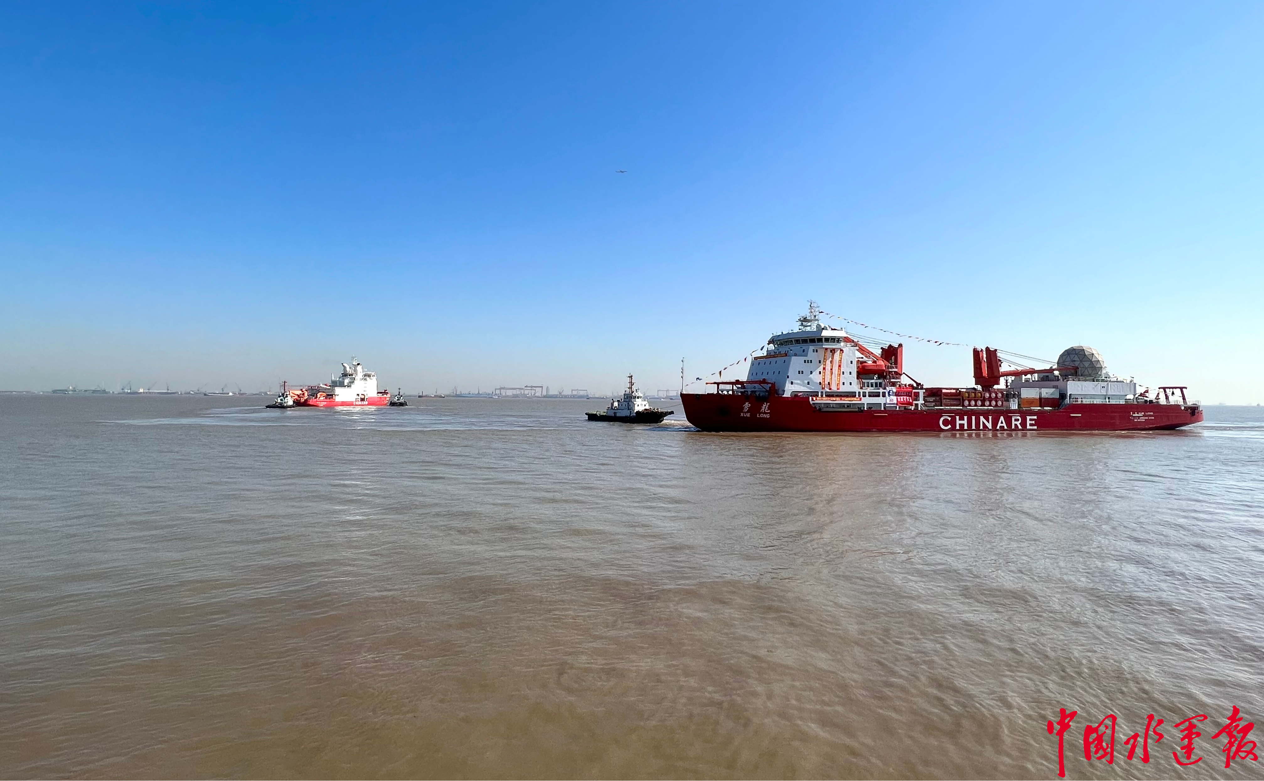 上海外高桥边检站助力雪龙号雪龙2号极地科考船起航